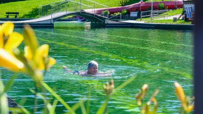 : Schwimmerin im Freibad