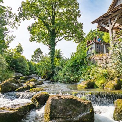 Familie an der Acher an der Rainbauernmühle