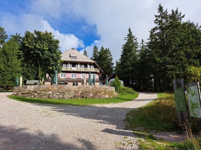 Rustikale Berghütte im Grünen die Hausansicht