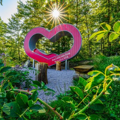 Ein großes rotes Herz aus Holz mit Schriftzug