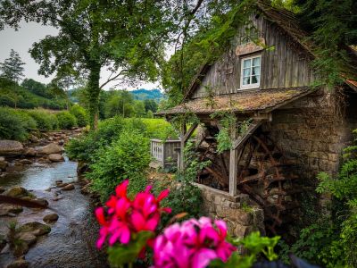 Rainbauernmühle mit Wasserrad an einem Bach