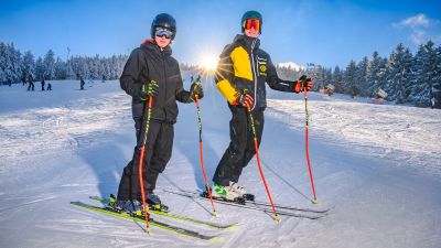 Skipiste mit zwei Skifahrer