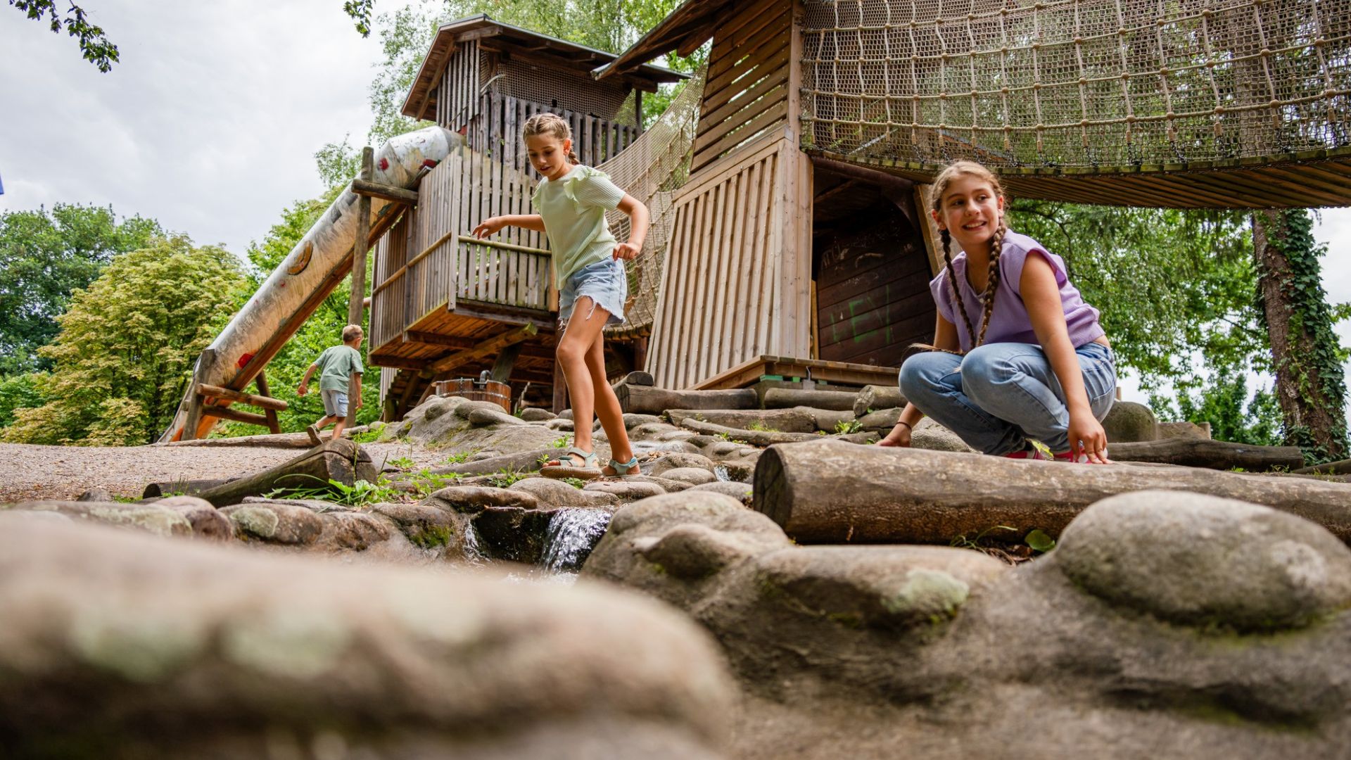 Mädels am Wasserlauf