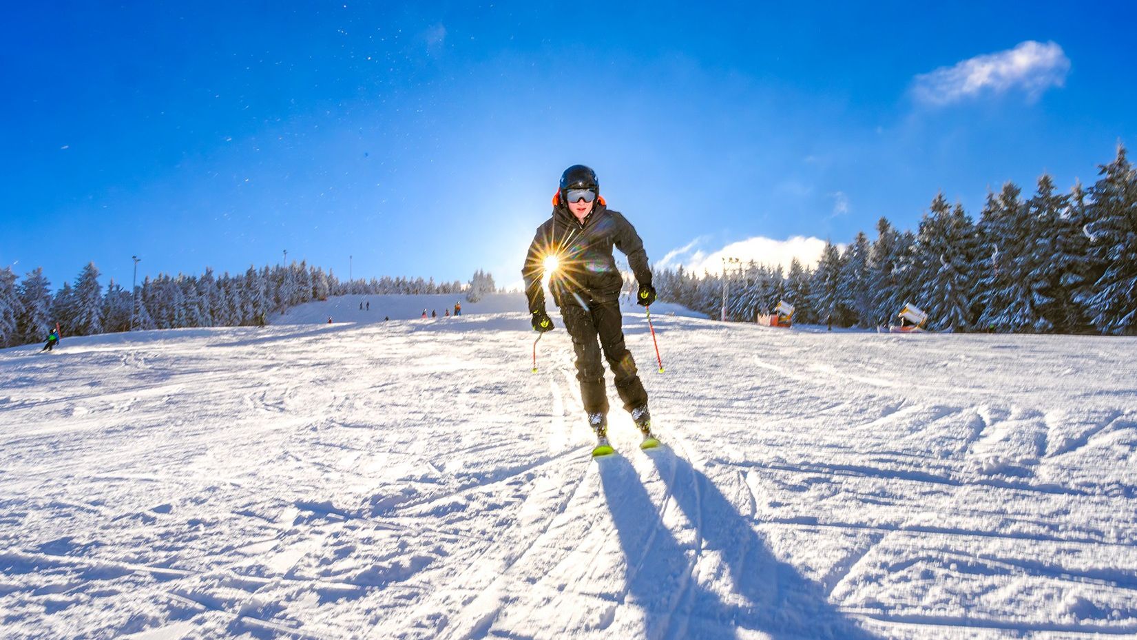 Skifahrer in wundervoller Schneelandschaft