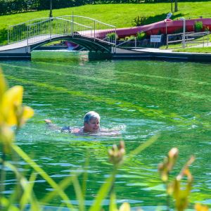 Schwimmerin im Freibad