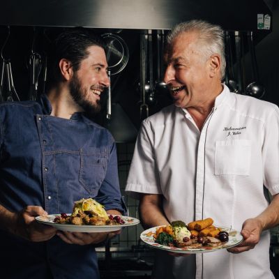 Köche stehend sich anblickend seitlich