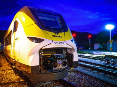 SWEG Mireo Batteriezug auf Bahnschienen am Abend