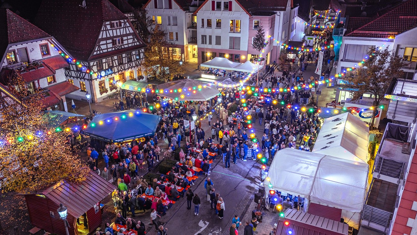 Drohnenbild, Winzer-Kirwi von oben, viele Menschen und Beleuchtung