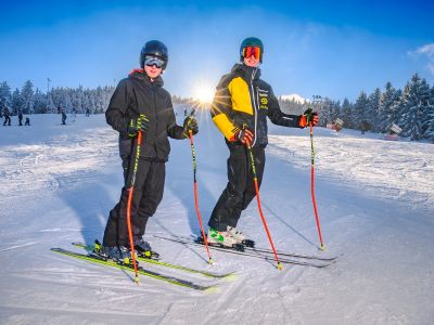 Zwei Menschen die Ski fahren
