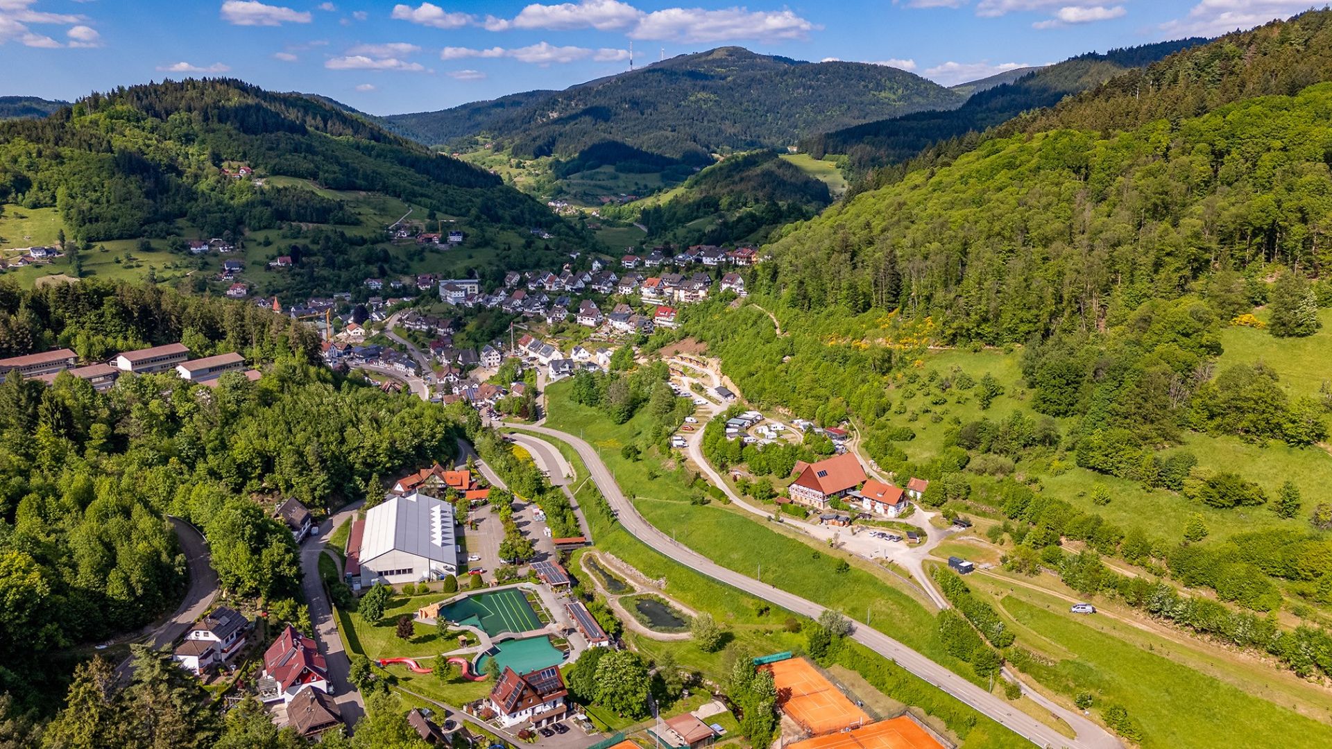 Drohnenbild vom Campingplatz Murhof in Ottenhöfen mit Schwimmbad und Gemeindehalle