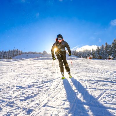 Skifahrer in wundervoller Schneelandschaft