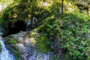 Wasserfall Edelfrauengrab mit zwei Menschen darauf