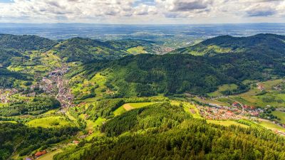 Drohnenbild vom Achertal mit Berg und Tal, Sommeraufnahme