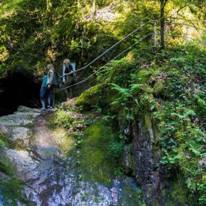 Wasserfall Edelfrauengrab mit zwei Menschen darauf